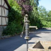 Ancien abreuvoir et sa pompe à eau manuelle