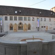 La façade rénovée vue depuis la fontaine de la piscine