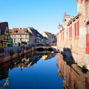 Les barques des maraîchers devant le marché couvert.