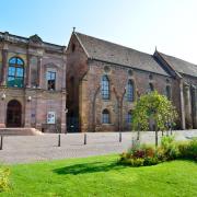 A gauche le théâtre, dans le prolongement le musée es Unterlinden