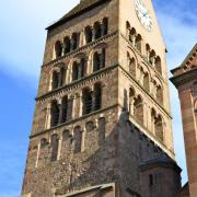 Le clocher roman à ouvertures géminées et à baies triplées