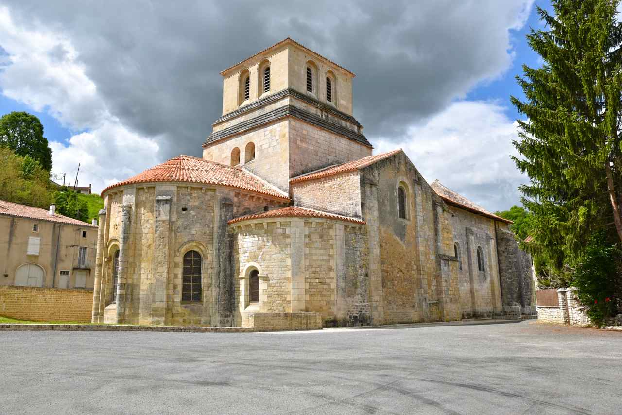 Eglise abbatiale romane St Nicolas bâtie entre le XI° et le XII° siècle