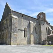 Eglise fortifiée Notre Dame date du XII° siècle