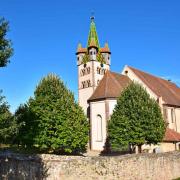 Eglise fortifiée St Georges, bâtie sur le plan basilical...