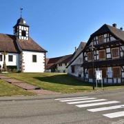 Eglise protestante (Hoffen-Leiterswiller) et une maison à colombages  du XVIII) siècle