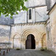 Eglise romane St Pallais bâtie du XII° au XV° siècles