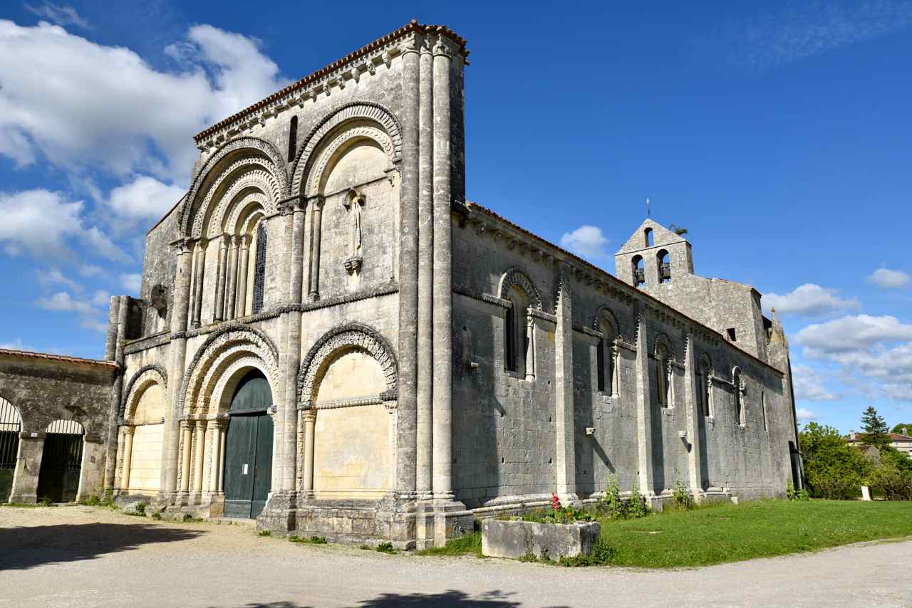 Eglise romane Ste Hérie de Matha du XI° siècle