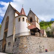 L'église Saint-Bernard de Menthon se situe sur une terrasse fortifiée...