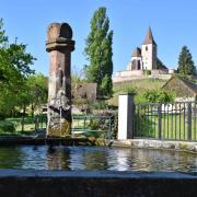 L'église St Jacques, vue depuis la fontaine de Ste Hune, a été bâtie...