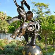 Eléphant, en bronze découpé, sur boule de cirque, d'Arman