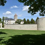 Elevée au XIII° siècle, l'enceinte médiévale (les remparts)...