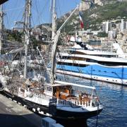 En 1987, le Belem devient navire-école civil. Il navigue grâce à un équipage....