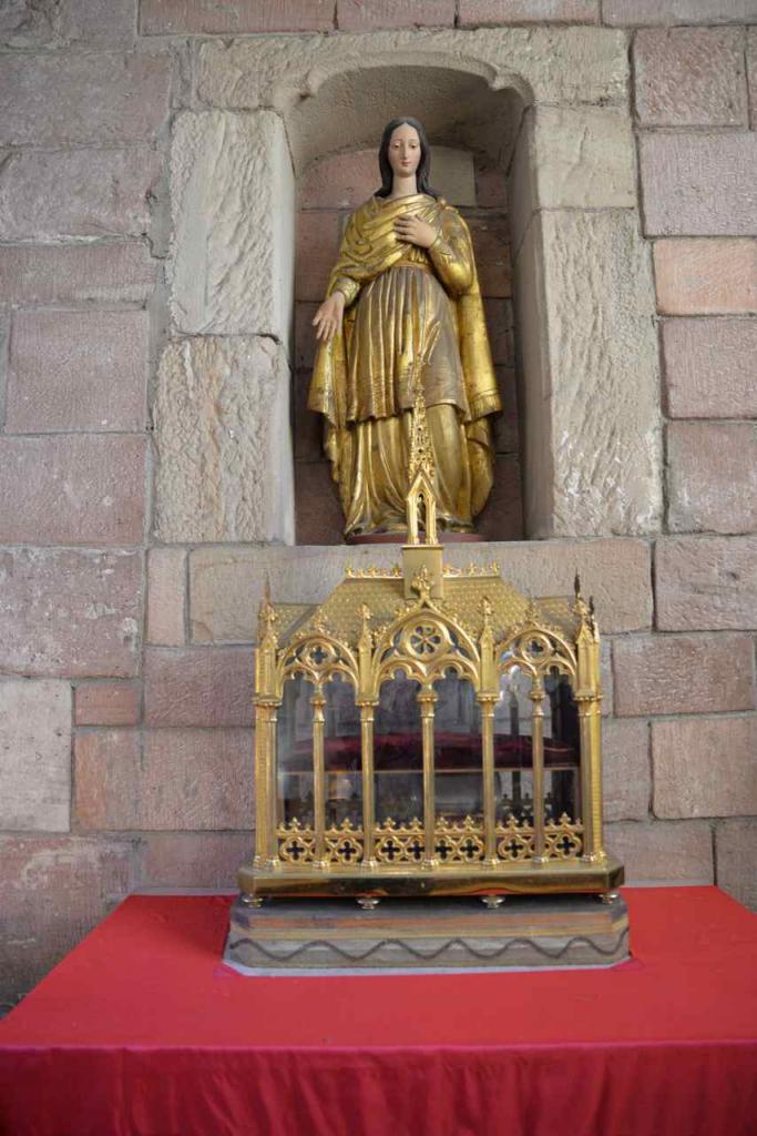 En 881, Sainte Richarde reçoit l'abbaye de Charles le Gros, son mari