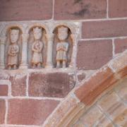 En haut, à gauche du tympan : Les trois rois mages et à leur côté...