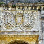 ..encadré par des étendards, le Cordon et la Croix de la légion d’honneur