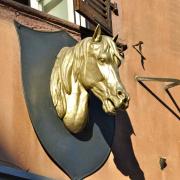 Enseigne sculptée d'une boucherie Rue de l'église