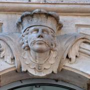 Enseigne sculptée renseignant sur la profession de l'habitant Ici un avocat