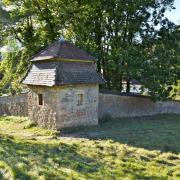 ... entouré d'une clôture comme nombre de monastères.