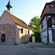 Entrée de l'humble chapelle romane Saint Ulrich bâtie au XII° siècle