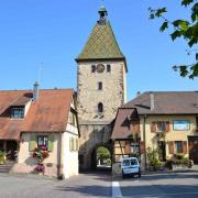 Entrée de la cité médiévale par la  Porte Haute (Obertor) du XIVe siècle