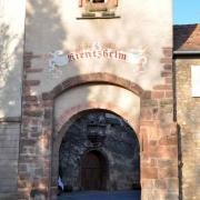 Entrée de la cité par la porte fortifiée 