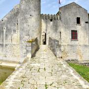 Entrée du château-fort de St Jean d'Angle bâti vers 1180
