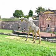 Entre la girafe, et  la porte de Belfort, le bateau symbolise ...