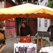 Entre les deux artistes, la réserve de cartes perforées