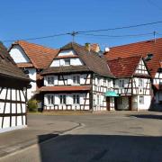 ...remarquablement conservée.Les maisons sont toutes blanches et à colombages...