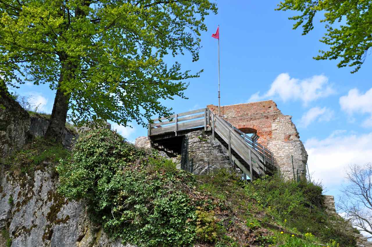 Escalier permettant l'accès aux vestiges du donjon du XIIe