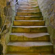 Escalier, très usé par le passage des moines, donnait accès à la chapelle haute