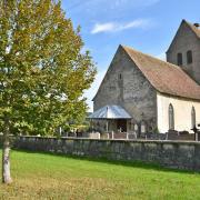 ...est entourée par le cimetière du village