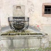 ... et la fontaine de saint Ulrich de 1602 accolée la maison