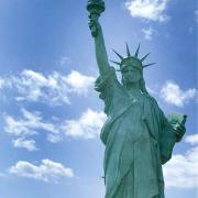 ... copie de son oeuvre majeure, la statue de la Liberté, à l'entrée nord de Colmar