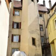 ... située à l'arrère, une tourelle d'escalier s'éffile vers le ciel