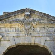 ....et le blason au dessus de la porte Royale en plein cintre