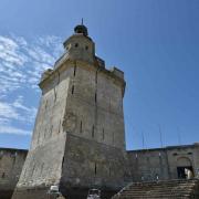 Le donjon haut de 24m qui ferme les fortifications est protégé de l'intérieur...
