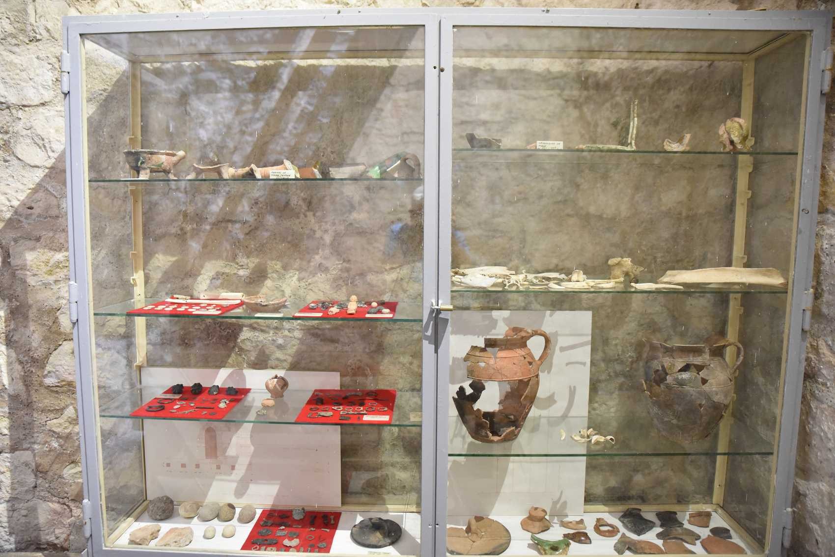 Exposition d'objets découverts lors des fouilles