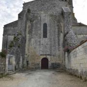 Façade ouest de l'église et amorce des coupoles détruites