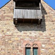 Façade de la maison romane et ses fenêtres géminées...