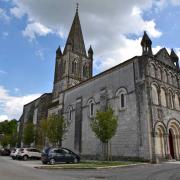 Façade nord de l'église romane saint Martin bâtie au XII° siècle