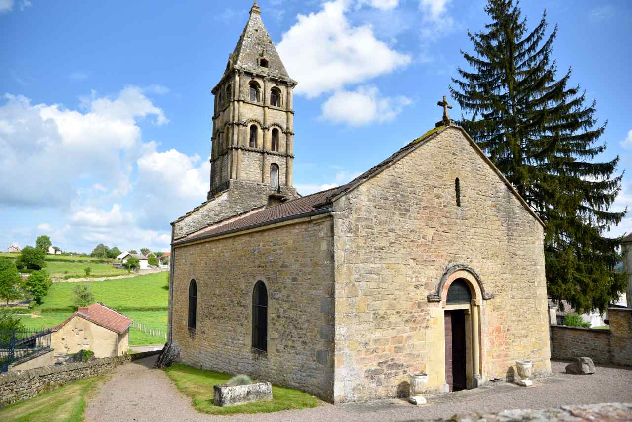 Façade nord et le clocher, considéré comme l'un des plus beaux du Brionnais...