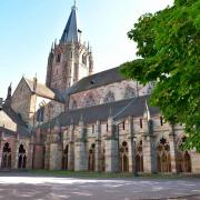 Façade nord, les galeries du cloître et tour gothique de croisée