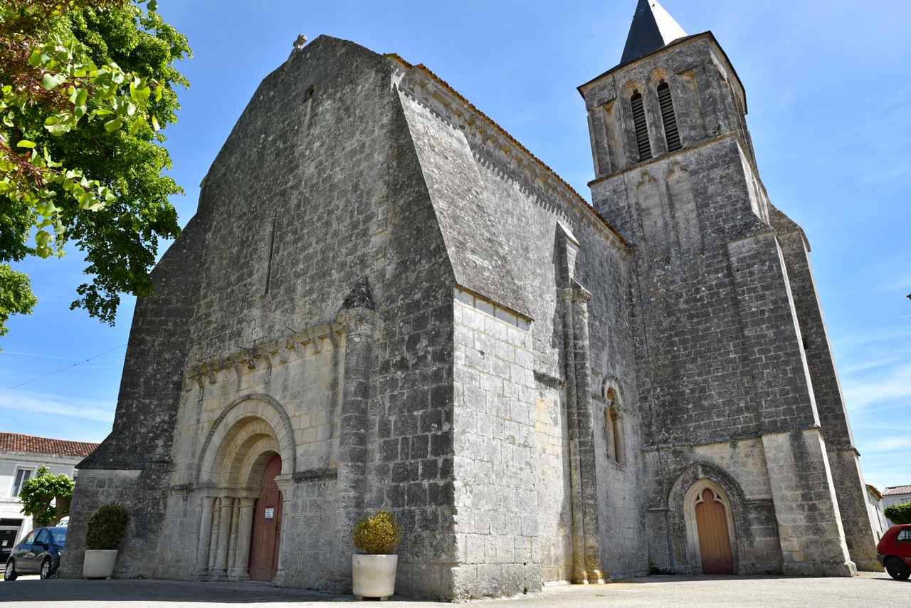 Façade occidentale et le clocher gothique du XV° siècle
