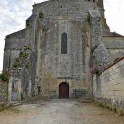 Façade ouest de l'église et amorce des coupoles détruites. Il en reste deux