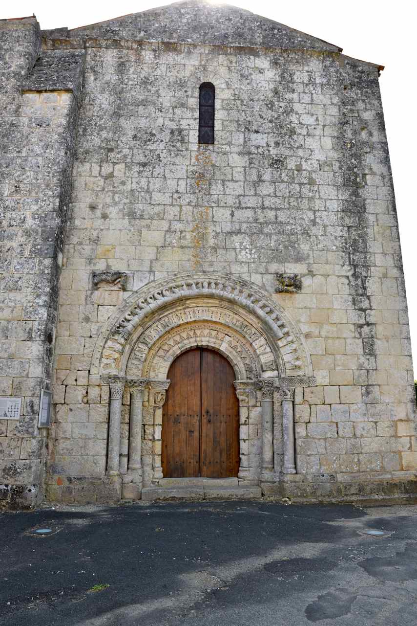 Façade ouest et le portail d'entrée de style roman saintongeais