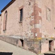 Façade Sud. En bas, à droite la porte d'accès à la crypte