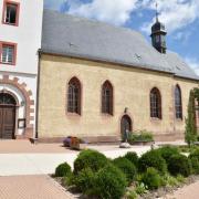 Façade sud de l'église. Le portail du narthex date de 1731