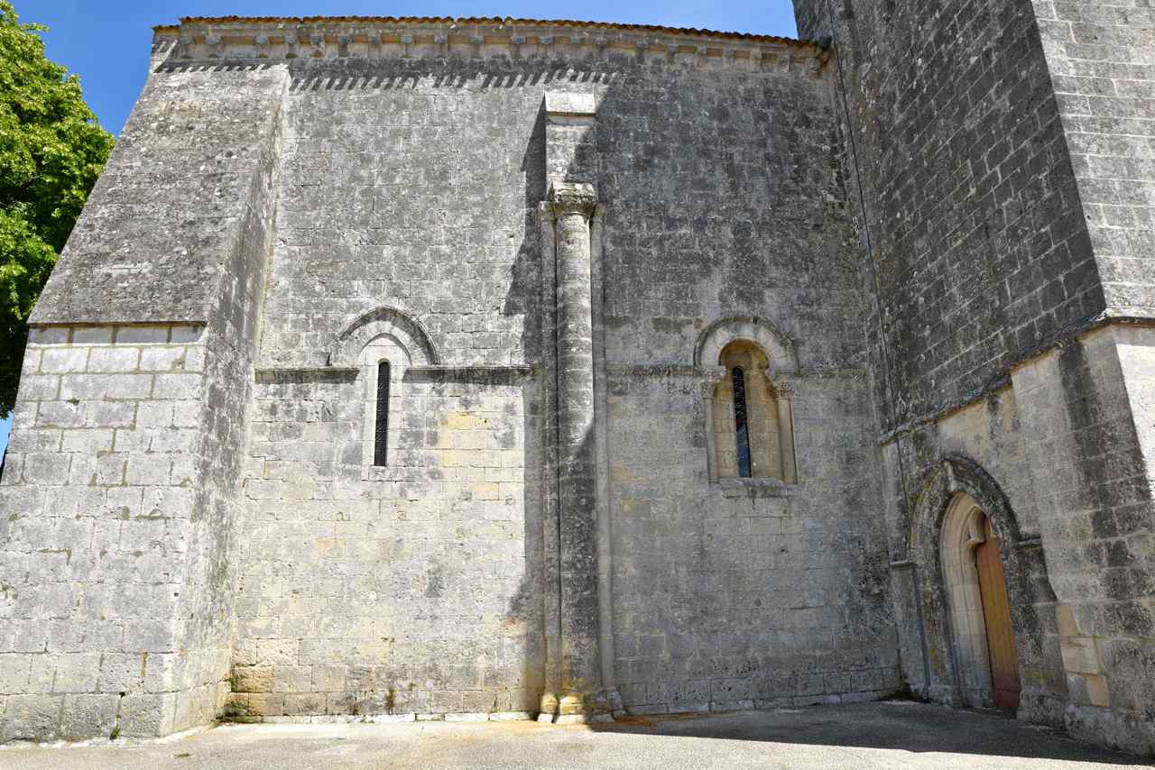 Façade sud de la nef et deux fenêtres romanes dont l'une à reprise gothique