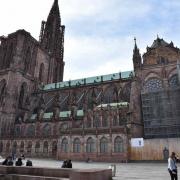 Façade sud. Le chevet et le transept sont en pleine restauration